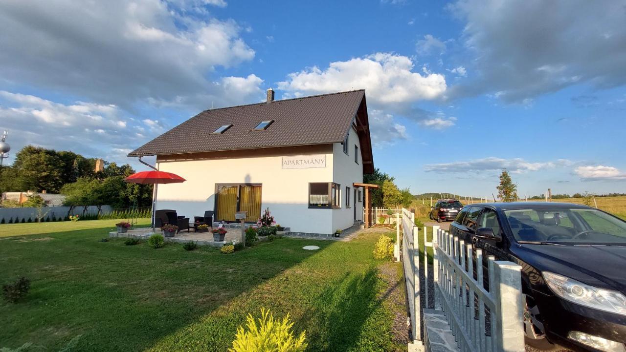 Apartmany Kohoutek A Slepicka V Novohradskych Horach Nové Hrady Exteriör bild
